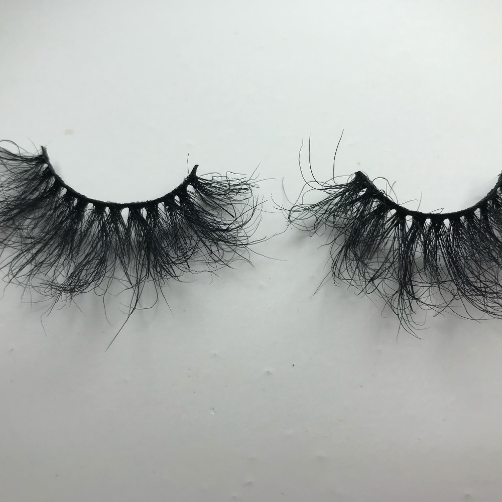 25mm, fluffy and dramatic. Lash Name: 1 Nite Stand